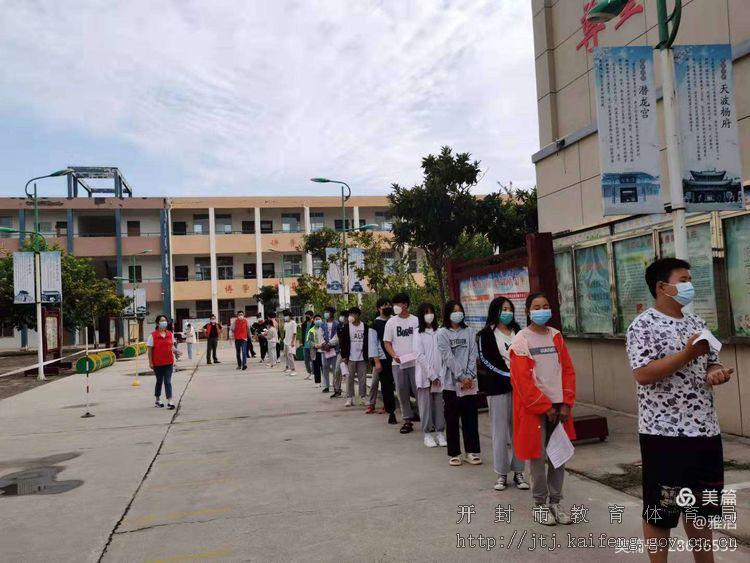 开封市示范区水稻中学组织学生接种第二针疫苗1.jpg