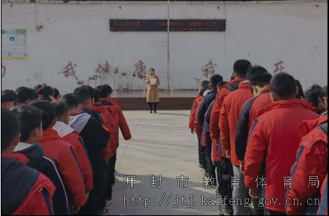 禹王台区张庄小学举行我和小树交朋友争做绿色小天使主题升旗仪式